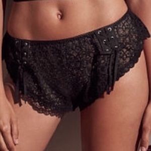Victorias Secret Crochet Lace Shortie Panty Shorts / Black / Size Small / NEW
